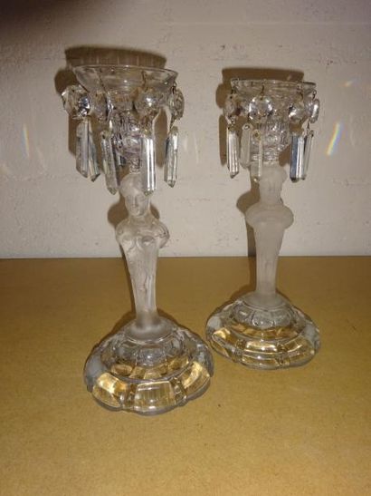 Paire de flambeaux en verre soufflé-moulé....