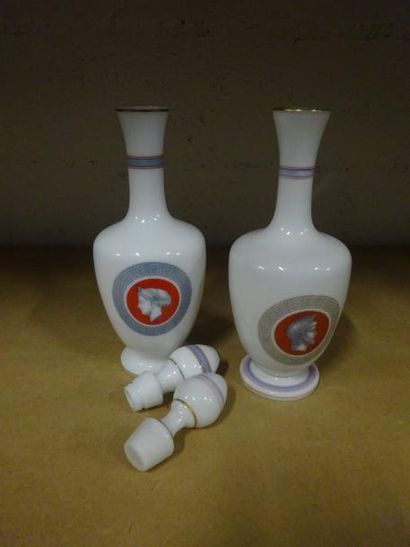 Deux carafes en verre opalin blanc à décor...