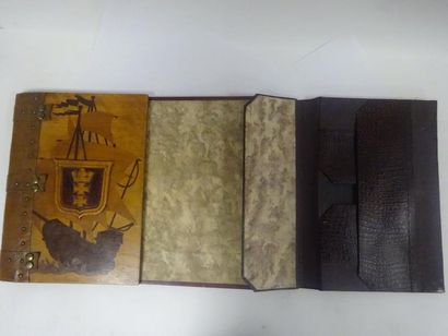 Sous-main marqueté à décor de trois mats.

Cuir...