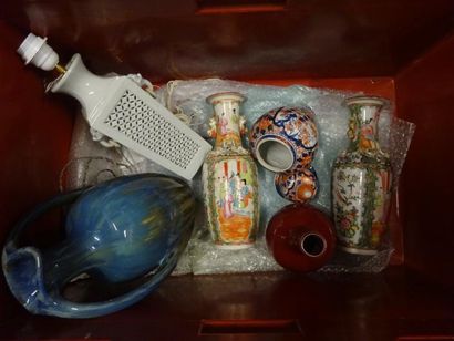 Caisse de porcelaine :

- JAPON, Potiche...