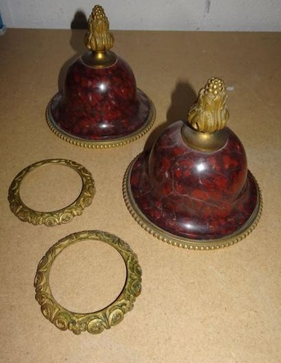 Deux couvercles d'urnes en marbre rouge Griotte...