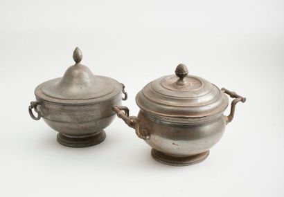 Deux soupières sur piédouches en étain.

-...