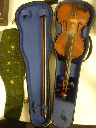 Violon et son archet avec coffret.

Usures....