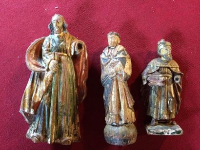 Trois statuettes en bois polychrome et or...