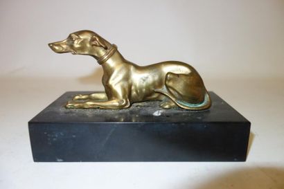 Lévrier couché.

Sujet en bronze doré.

Socle...
