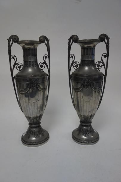 Paire de vases fuselés décoratifs en étain....