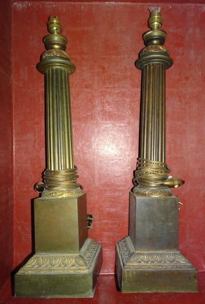 Paire de pieds de lampe

En tôle patinée...