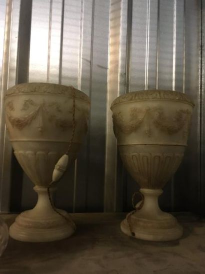 Paire de coupes sur pied en albâtre, éclairantes.

Décor...