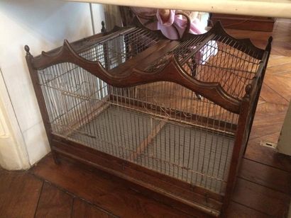 Cage à oiseaux en bois naturel et métal.

Début...