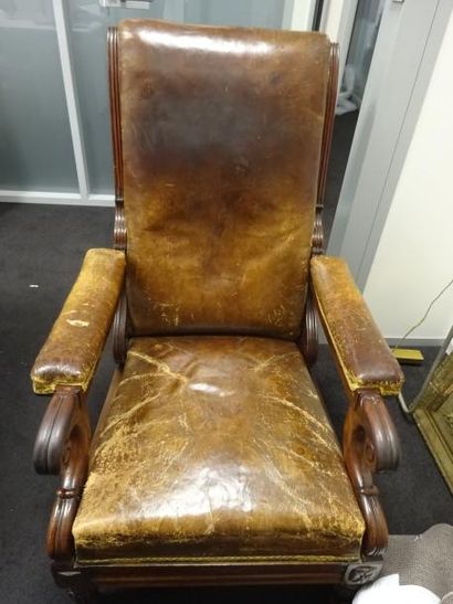 Fauteuil confortable en acajou, les accotoirs...