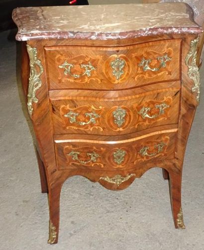 Commode d'entre-deux galbée en bois de placage...