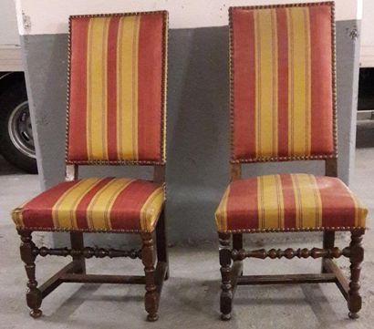 Paire de chaises en noyer à dossier plat...