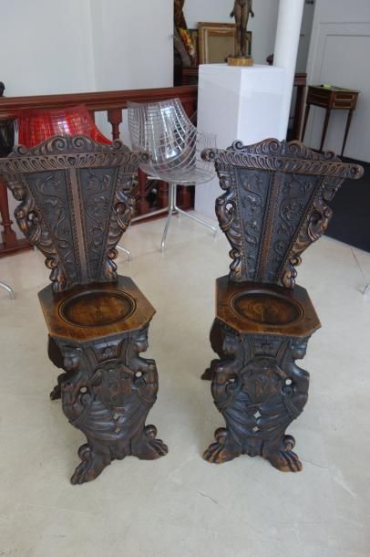 Paire d'escabelles en bois teinté sculpté...