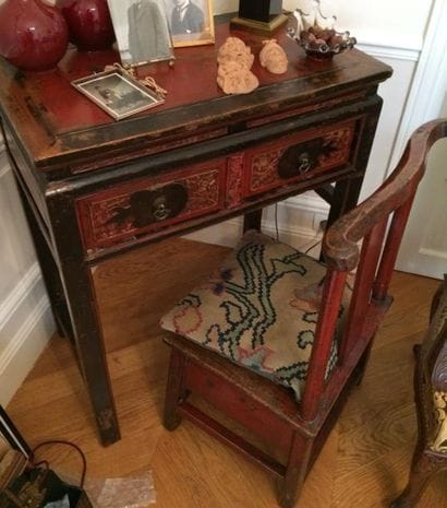CHINE


Petit bureau et chaise en bois patiné,...