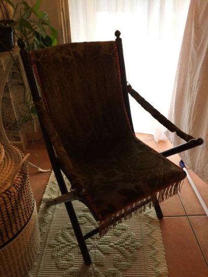 
Deux fauteuils :
- un pliant en bois et...