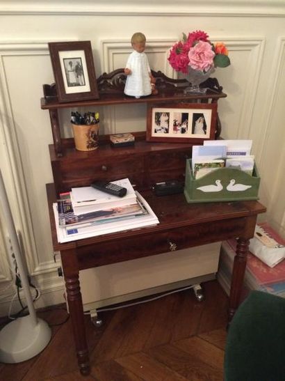Petit bureau à gradins en bois naturel, acajou...