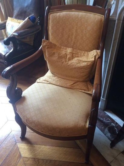 Paire de fauteuils en acajou mouluré et sculpté,...