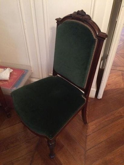 Paire de chaises en acajou mouluré et sculpté.

XIXème...