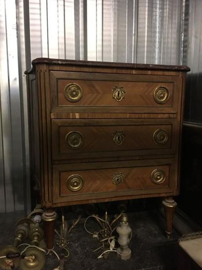 Petite commode à côtés concaves en bois et...