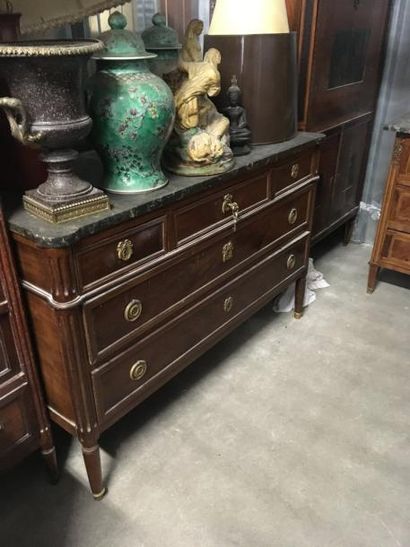Commode en bois et placage d’acajou, ouvrant...