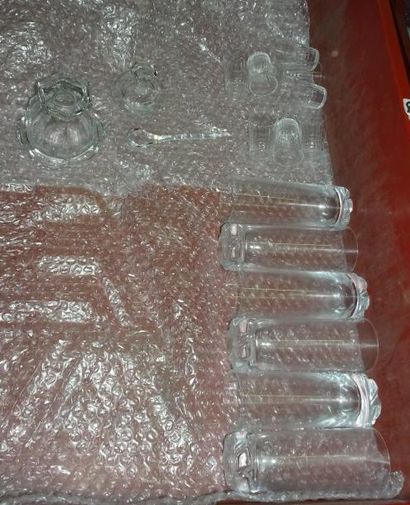 Mannette de cristaux :

BACCARAT

- 8 verres...