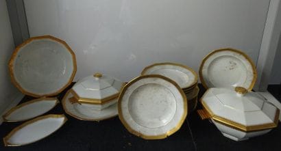 LIMOGES


Partie de service de table en porcelaine...
