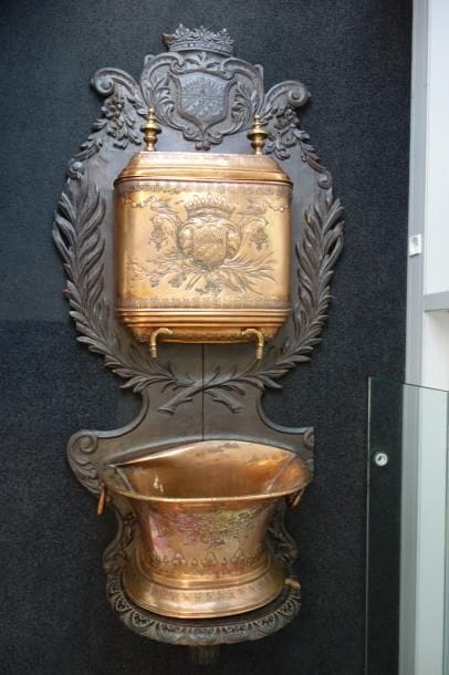 Fontaine en cuivre avec panneau en bois....