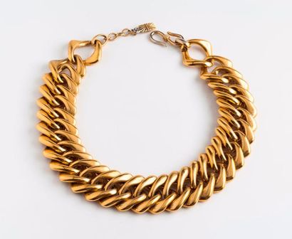 Yves Saint LAURENT


Collier en métal doré...