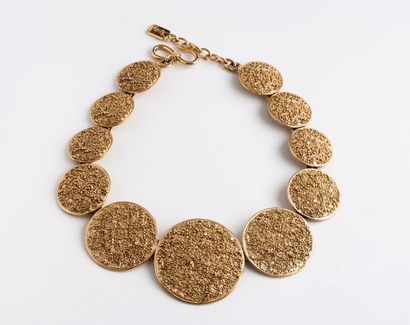 Yves Saint LAURENT


Collier en métal doré...