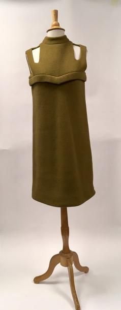 PIERRE CARDIN Paris


Robe en drap de laine...