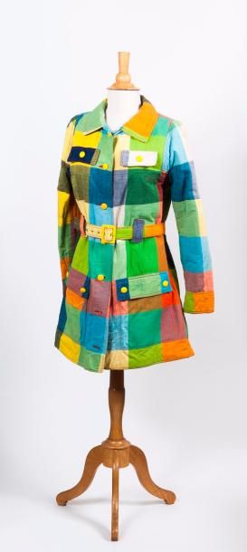 Hyperbole COURREGES Paris


Trench en toile...