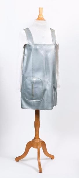 

Tenue d'hôtesse d'accueil au pavillon français...