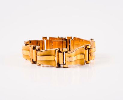 Bracelet tank en métal doré. 

Fermoir cliquet...