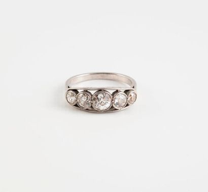 Bague en platine (850) centrée d'une chute...