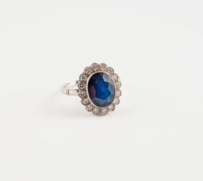 Bague marguerite en platine (750) centrée...