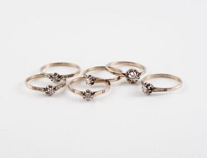 Six bagues solitaires en or gris (750) et...