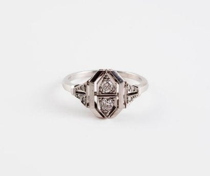 Bague en platine (850) centrée de deux diamants...
