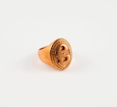 Bague en or jaune (750). 

Poids : 13,2 g....