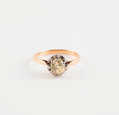 Bague solitaire en or jaune (750) et platine...