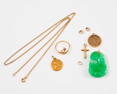 Lot de bijoux :

- Médaille de baptême en...