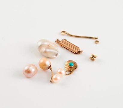 Débris d'or et soufflures de perles. 

Poids...