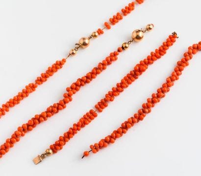 Débris de colliers de perles de corail, fermoir...