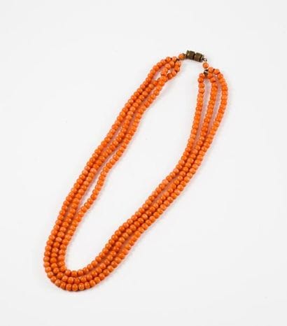Collier trois rangs de perles de corail....