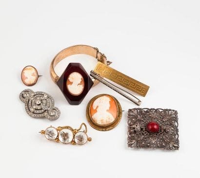 Lot de bijoux fantaisie comprenant : 

-...