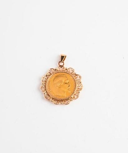 Pendentif en or jaune (750) à monture rayonnante...