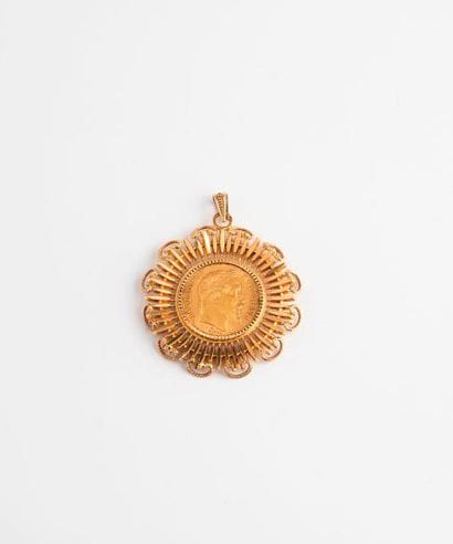 Pendentif rayonnant en or jaune (750) retenant...