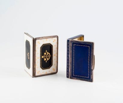 Deux petites boîtes rectangulaire en argent...