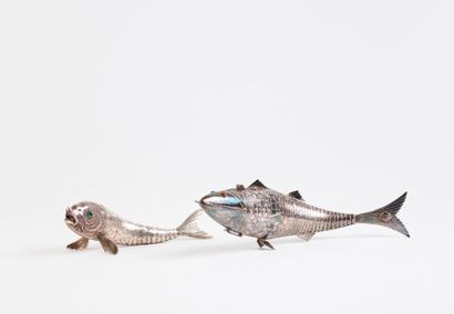 Deux poissons articulés en argent (min. 800),...