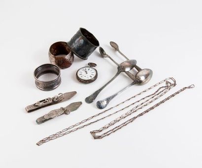 Lot d'objets en argent :

- Une chaîne de...