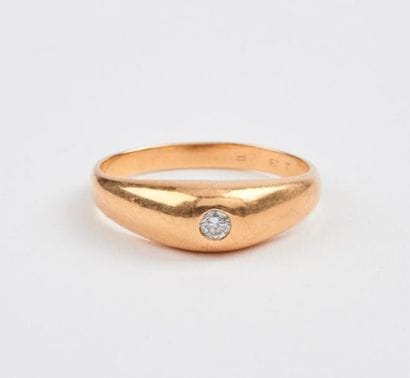 Bague jonc en or jaune (750) ornée d'un diamant...